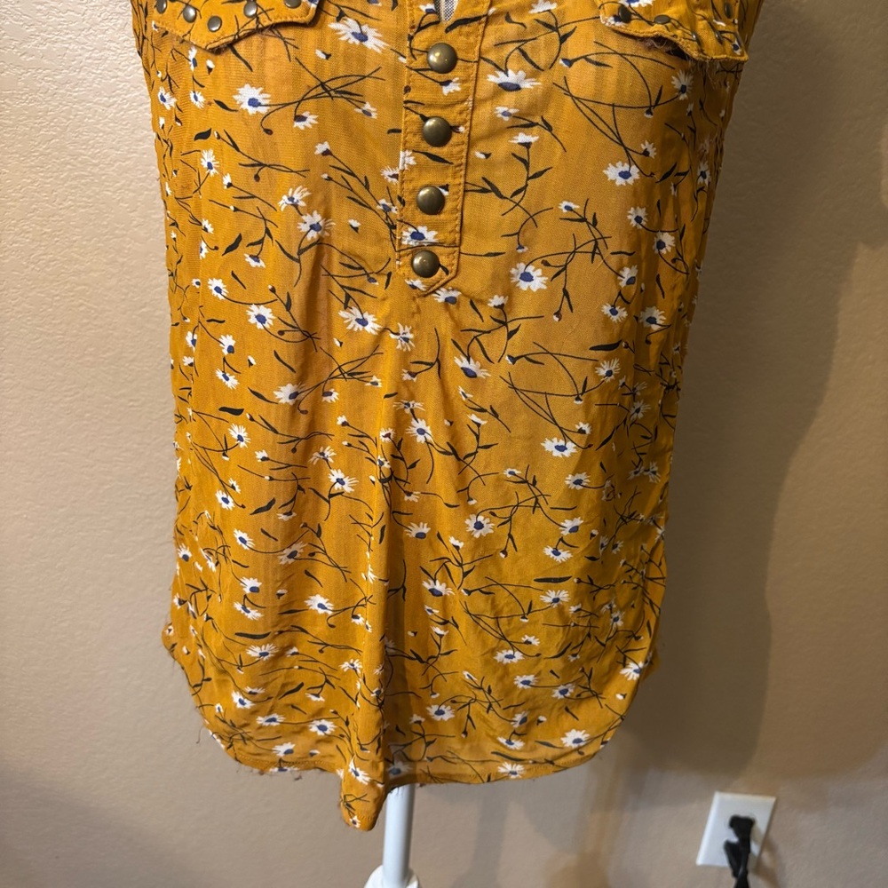 Eden & Olivia Blouse Medium Mustard Gold Floral White Sleeveless Buttons Boho - Picture 4 of 14